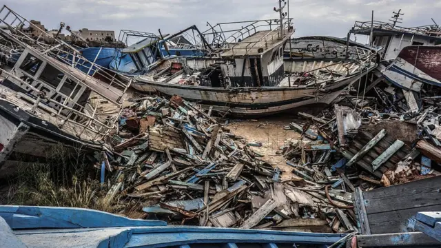 ইতালির ল্যাম্পেডুসা বন্দরে অভিবাসী বহনকারী নৌকার হাড়গোড়।