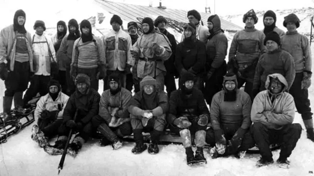 Антон Омельченко на фото - невисокий чоловік, який стоїть праворуч у другому ряду, одразу за чоловіком з люлькою. Мис Еванс, січень 1911 року