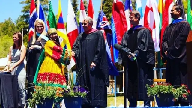 Saamiyaa Tooraa wayita mana barnootaa sadarkaa lammaffaa Niwu Meeksikoo irraa eebbifamtu, uffata aadaa Avgaanistaaniin faayamtee