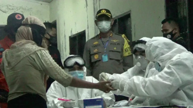 Usai dibawa ke darat, pengungsi Rohingya menjalani tes cepat virus corona dan hasilnya negatif.