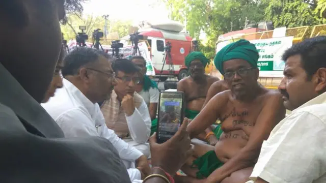 முகநூல் பக்கம் ஒன்றின் நேரலை எடுக்கப்பட்ட போது