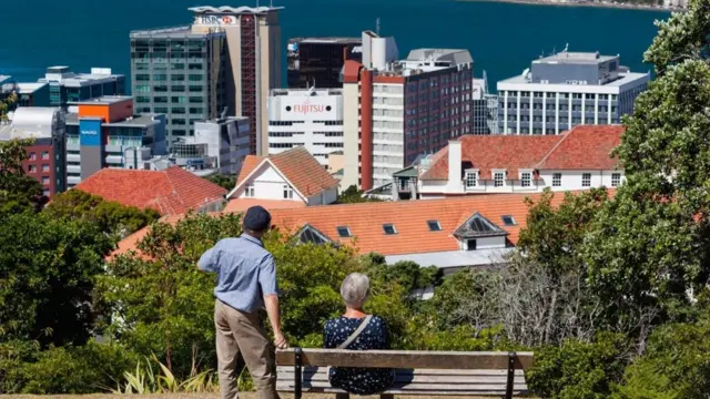 न्यूज़ीलैंड में 65 बरस वाले बुजुर्गों को सरकार एक नियमित रक़म पेंशन के तौर पर देती है.