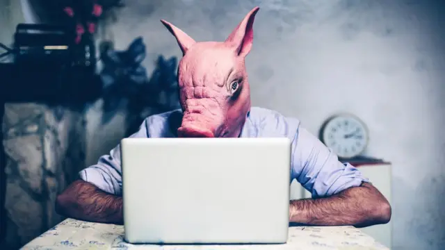 Hombre con máscara de cerdo.