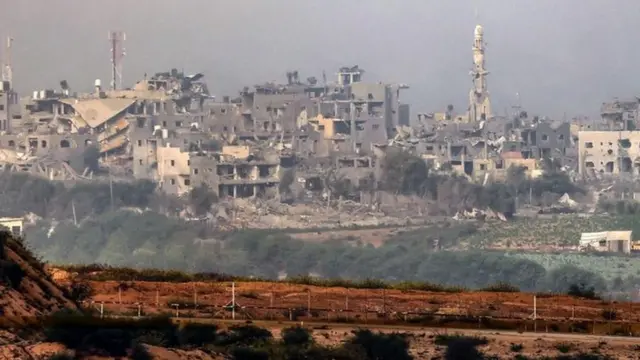 イスラエル軍、夜通しガザ北部を空爆 戦闘機約100機で - BBCニュース