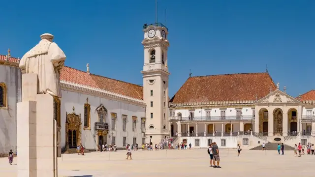 Torre da Universidadetodos resultados lotofácil 2024Coimbra diantetodos resultados lotofácil 2024pátio com pessoas caminhandotodos resultados lotofácil 2024um diatodos resultados lotofácil 2024sol; há uma estátuatodos resultados lotofácil 2024costas