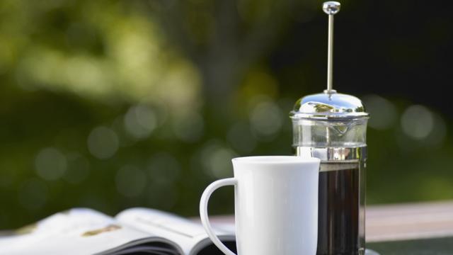 La prensa francesa tradicional café, cafetera y una pequeña taza