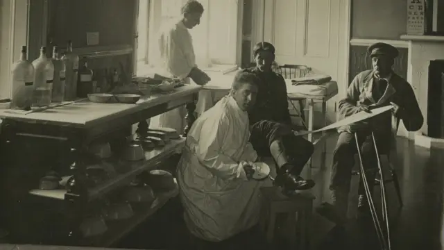 Un soldado canadiense convaleciente en Inglaterra.