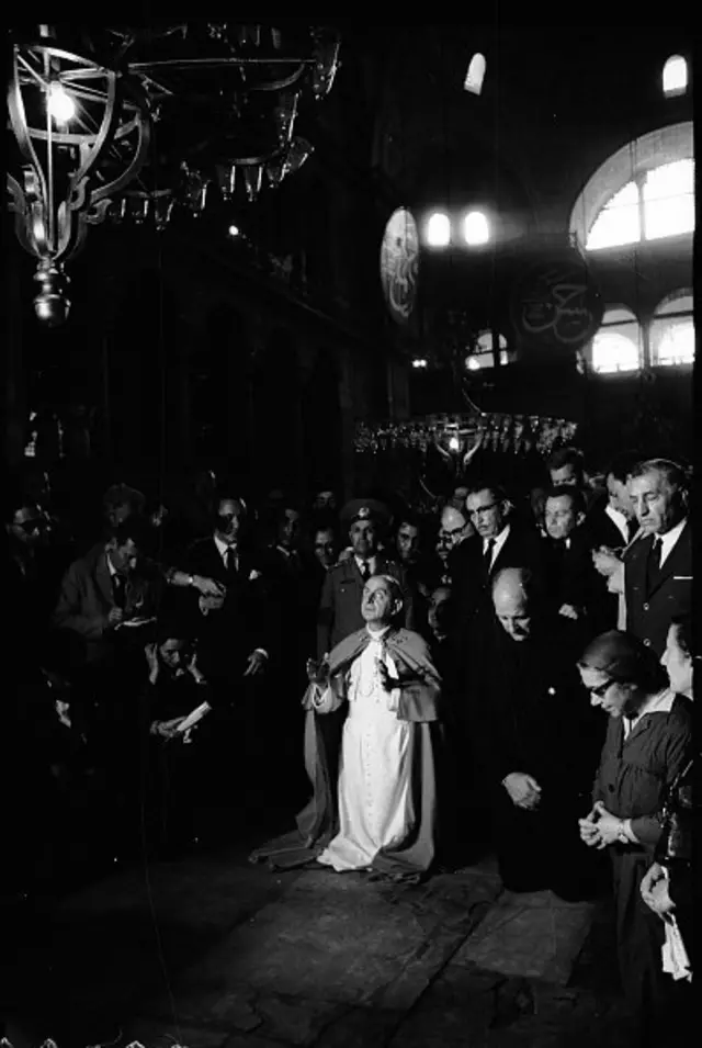 1967-ci ildə İstanbulu ziyarət edən Papa VI Paul Ayasofyada dua etdi