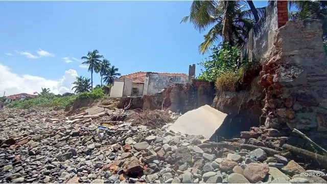 ఉప్పాడలో సముద్రం ఏటేటా ముందుకు వస్తున్నట్లు నిపుణులు , అధికారులు గుర్తించారు.