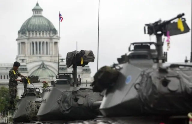 ทหารกำลังทำความสะอาดปืนใหญ่ ที่ประจำการหน้าพระที่นั่งอนันตสมาคม 23 ก.ย. 2549