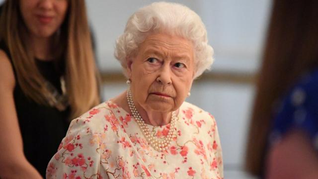 女王伊丽莎白二世在伦敦白金汉宫内视察维多利亚女王诞辰200周年大展准备情况（17/7/2019）