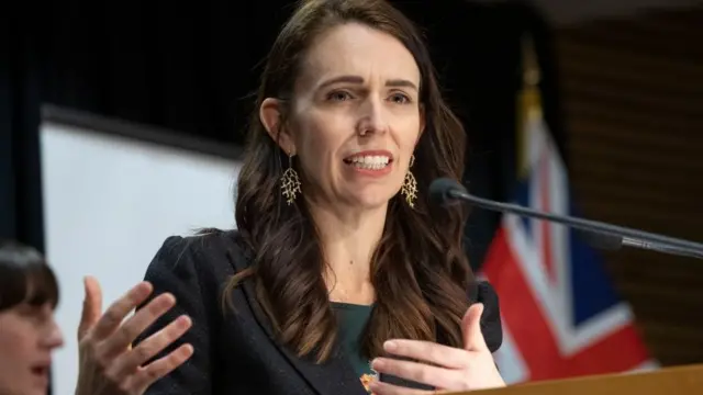 Jacinda Ardern, premiê da Nova Zelândia, falando diantesport recife fcmicrofone