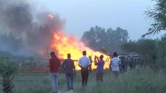 পুলিশ ঘর-বাড়িতে আগুন দিচ্ছে, তার ছবিও তোলা হচ্ছে।