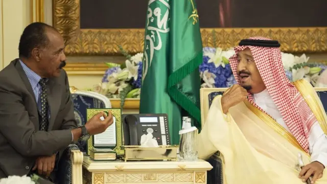 (Daga hagu) Shugaban kasar Eritrea Isaias Afwerki tare da Sarkin Saudiyya Salman bin Abdulaziz Al Saud.