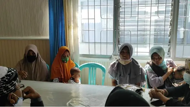 Keempat ibu bersama anaknya di dalam tahanan di Lombok Tengah, NTB.