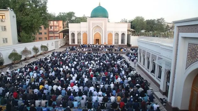 Daşkənddəki məsciddə müsəmanlar