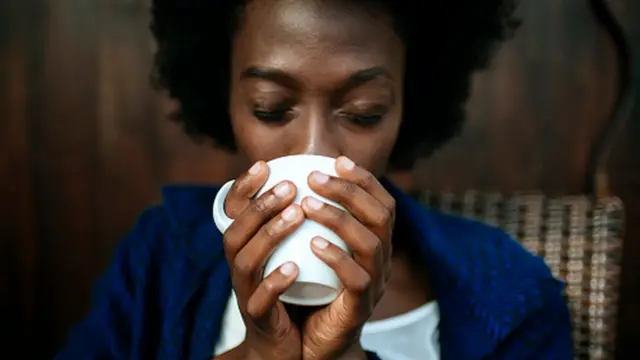 Femme qui boit du café