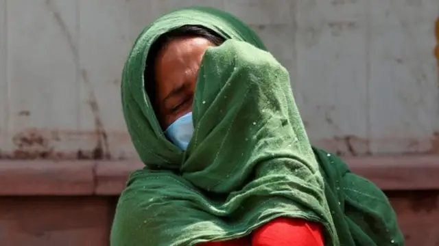 दिल्ली में कोरोना मरीज़ों का बुरा हाल