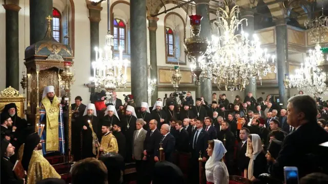 Sacerdotes ucranianos cristãos ortodoxos em igreja