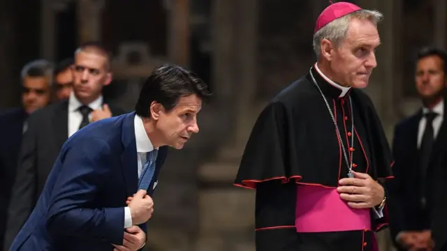 Giuseppe Conte en una misa en la basílica de San Pedro