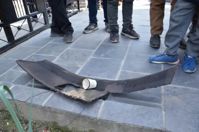 दुर्घटनाग्रस्त विमानको एउटा सानो टुक्रा 