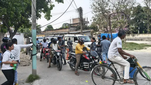 वीरगन्ज भन्सारनजिकै सर्वसाधारणहरूको जाँच गरिरहेका सशस्त्र प्रहरी बलका सुरक्षाकर्मी। 