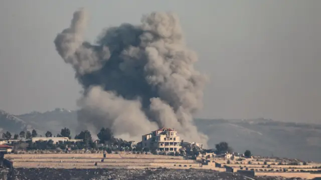 تصاعد الدخان فوق بلدة الخيام، وسط استمرار الاشتباكات الحدودية بين حزب الله والقوات الإسرائيلية، كما تم تصويرها من مرجعيون، بالقرب من الحدود مع إسرائيل.