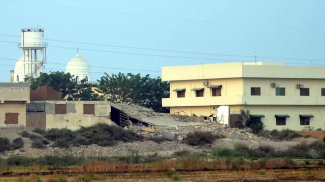 पाकिस्तानको पञ्जाब प्रान्तको बहावलपुरमा भारतले गरेको क्षेप्यास्त्र हमलापछि क्षतिग्रस्त बनेको एक भवन