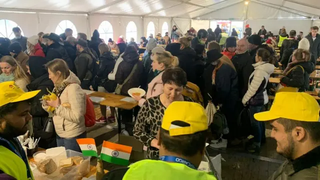 పోలాండ్ సరిహద్దుల్లో శరణార్థులకు ఆహారం అందిస్తున్న భారతీయులు