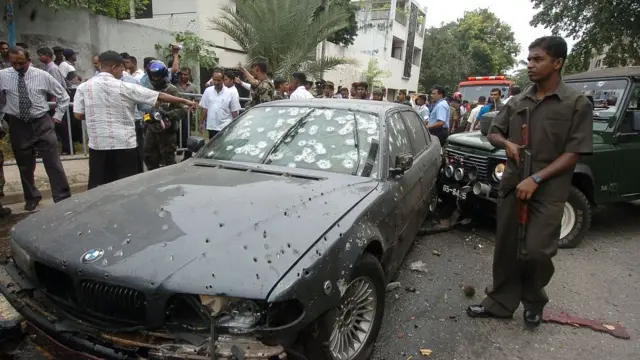 বুলেটে ঝাঁঝরা এই গাড়িটিতে ছিলেন গোটাভায়া রাজাপাকশা - পয়লা ডিসেম্বর ২০০৬