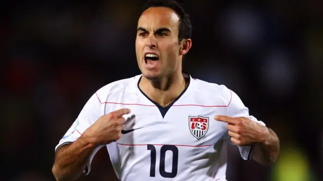 Landon Donovan celebra una anotación