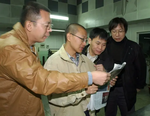 《南方都市报》总编程益中说："我喜欢我的工作,它符合我的理想与价值观,我觉得我是在做一件大事。" 程益中（左二）与《南方都市报》的编辑们一起。