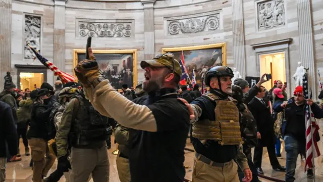 ক্যাপিটল ভবনের ভেতরে বিক্ষোভকারীরা।