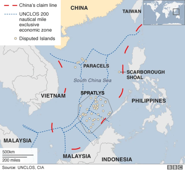 南シナ海で領有権が争われている西沙(Paracel )諸島や南沙諸島(Spratly )、中国が建設した人工島(Mischief Reef)、中国が主張する領海(赤の線)と周辺国の排他的経済水域(EEZ)(青の線)