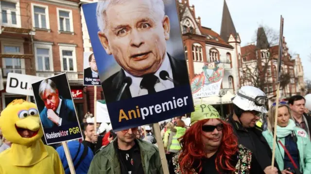 Người biểu tình cầm hình ông Jaroslaw Kaczynski để phản đối chính phủ cánh hữu dân tộc chủ nghĩa