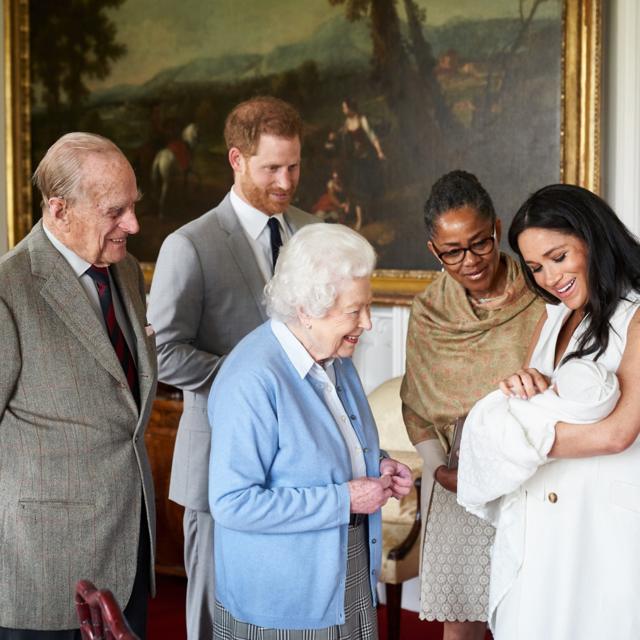 薩塞克斯公爵和公爵夫人與她的母親多利亞·拉格蘭一起在溫莎城堡，向伊麗莎白二世女王和愛丁堡公爵展示他們新出生的兒子阿奇·哈里森·蒙巴頓-溫莎。 2019 年 5 月 3 日