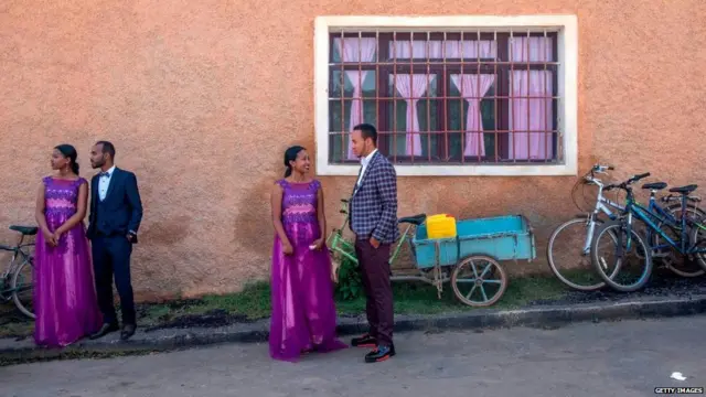 ਵਿਆਹ, ਪੈਸੇ, ਪਾਬੰਦੀਆਂ