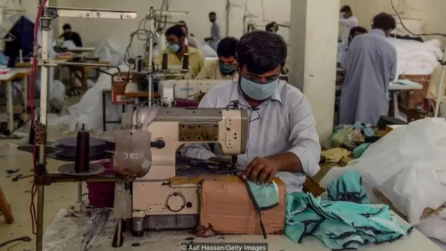 عمال باكستانيون