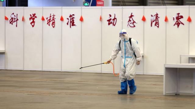 上海新國際博覽中心方艙醫院內工作人員在方艙醫院指揮部清潔區消毒殺菌（新華社圖片14/4/2022）