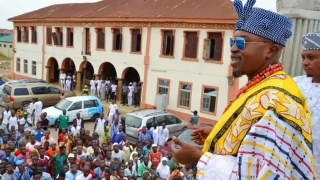 Oluwo n ba awọn eeyan ilu Iwo sọrọ