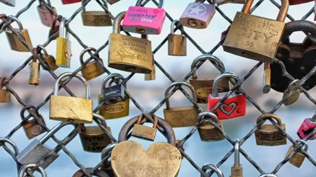 Candados "del amor" en el Pont des Arts en París
