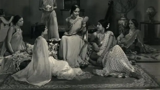 'जवानी की हवा' (1935) चित्रपटातील एक दृश्य