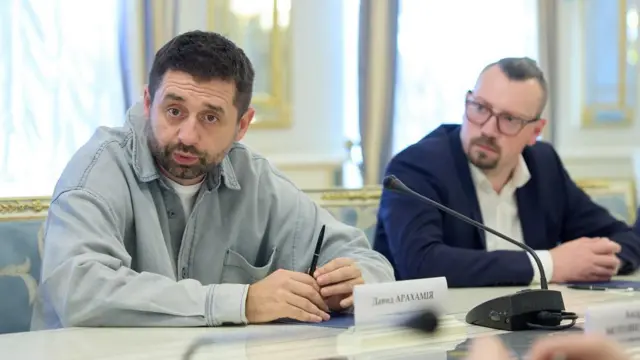 Давид Арахамія під час наради керівництва "монобільшості" із президентом. Поруч з ним – тоді ще "слуга народу" Віталій Безгін, травень 2026