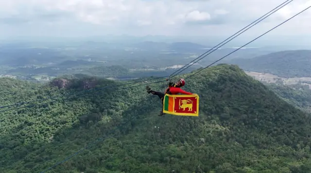 රටේ සියලුම ප්‍රධාන ගංගා ' කයාක් ඔරු' හරහා තරණය කර ඇති බවත් ඇය පැවසුවාය.