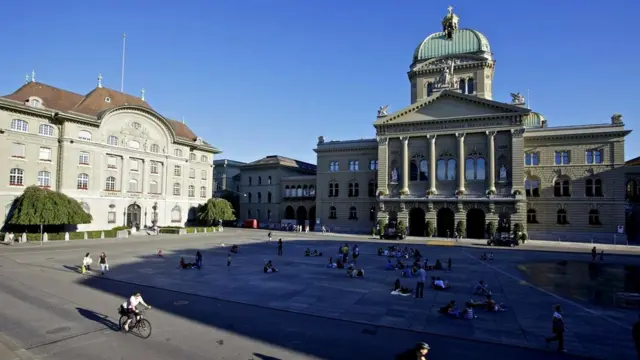 Чтобы попробовать разобраться в швейцарской внутренней политике, можно совершить экскурсию в парламент страны в Берне