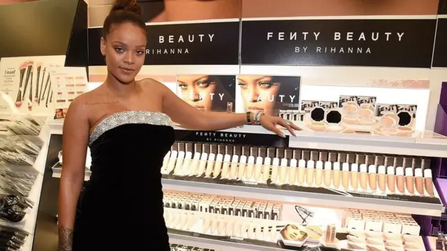 تمتلك ريانا ثروة تقدّر بنحو 600 مليون دولار، معظمها جنته من مجموعتها "فينتي بيوتي" لمستحضرات التجميل.