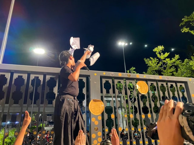 กิจกรรมสุดท้ายของผู้ชุมนุม "คณะประชาชนปลดแอก" หน้ารัฐสภา เป็นการโยนใบลาออกของสมาชิกวุฒิสภา (ส.ว.) เข้าไปด้านในรั้วสภา