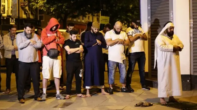 Personas rezan luego del ataque de Finsbury Park