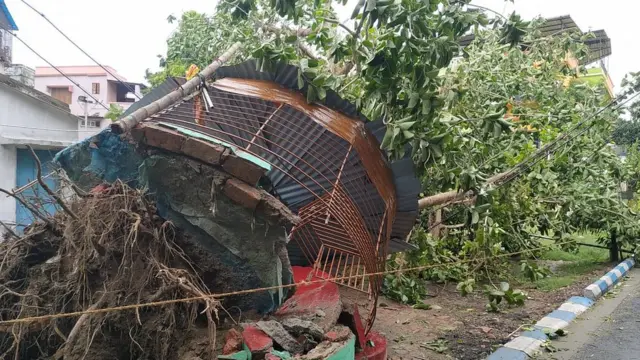 পুরনো বটগাছের নিচে ছিল হনুমানের মন্দির। সবকিছু উল্টে দিয়েছে আম্পান।