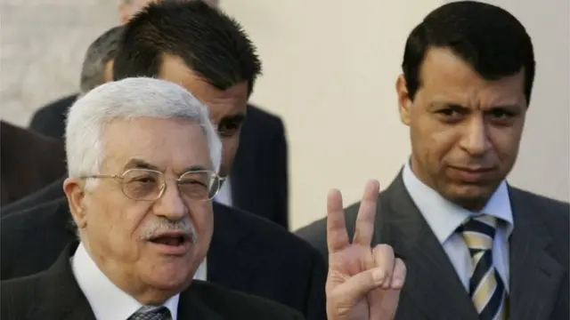 Ông Abbas (trái) đang chịu áp lực phải đưa đối thủ chính trị Mohammed Dahlan (phải) hiện đang sống lưu vong trở lại
